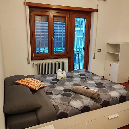 For 8 People Near Metro Train Bus Station Tiburtina شقة