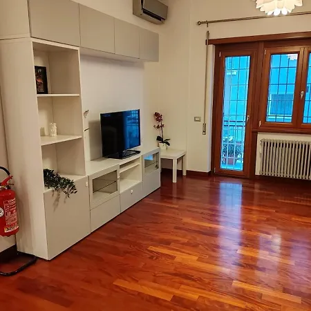 For 8 People Near Metro Train Bus Station Tiburtina 로마